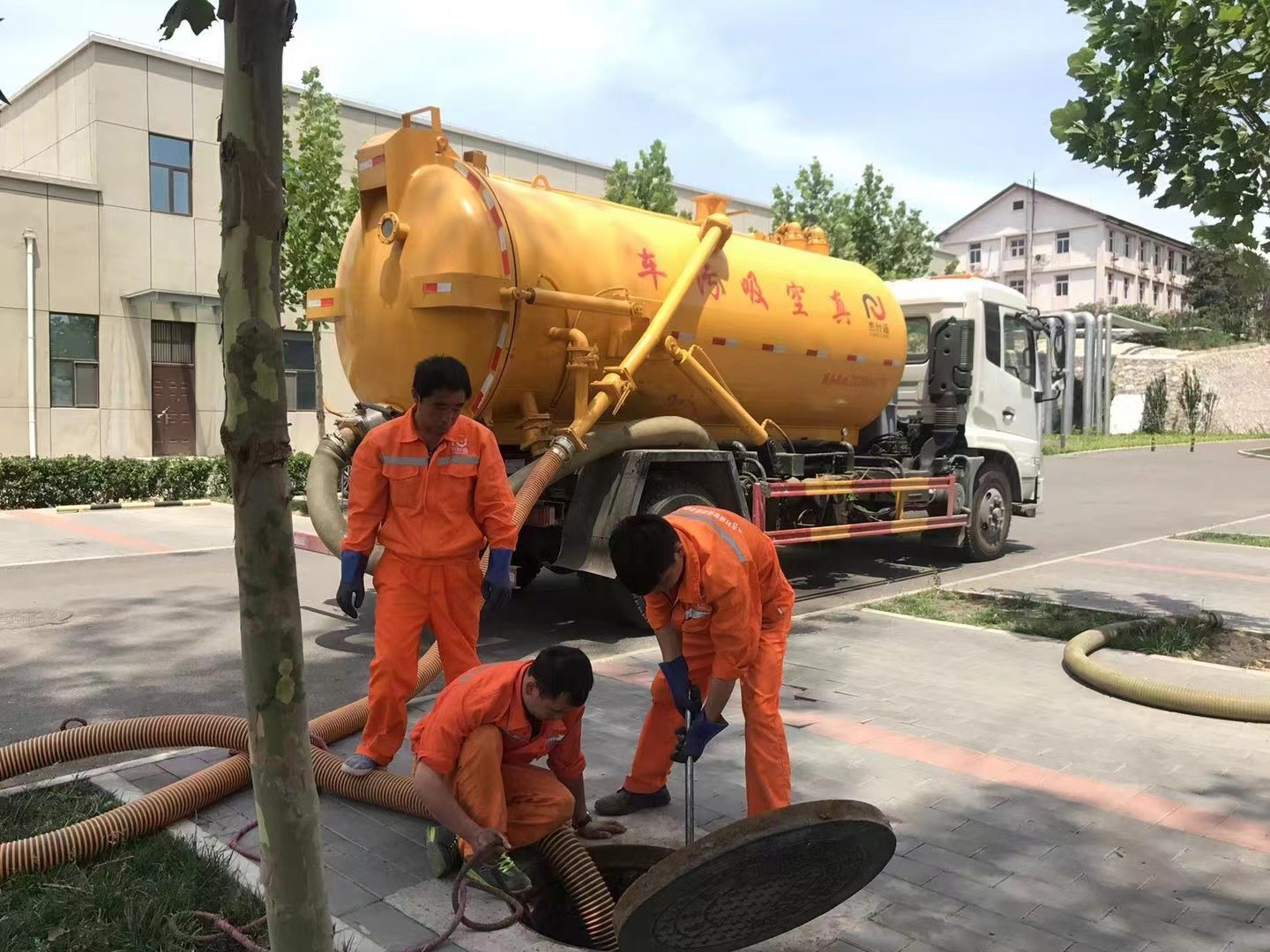 武平管道疏通车停在窨井附近