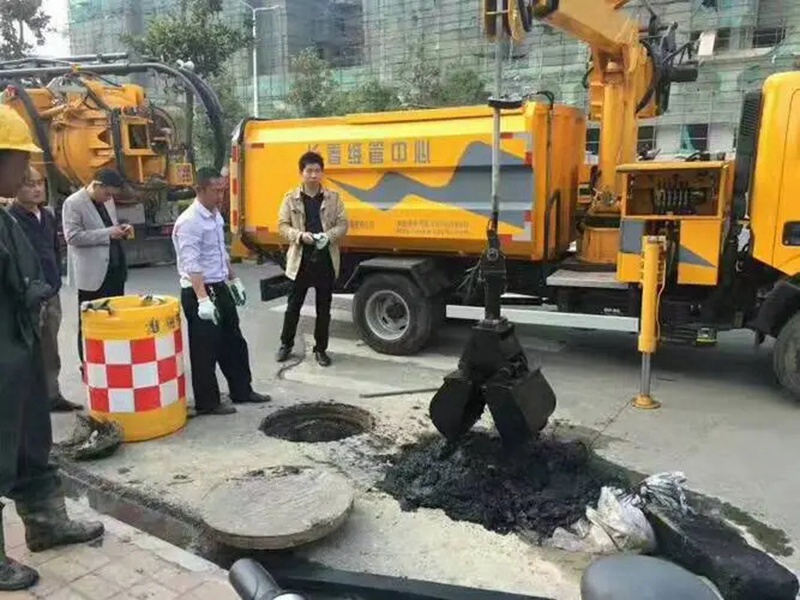 武平街道：网格员化身“清道夫”，为民解忧疏通“堵心”化粪池